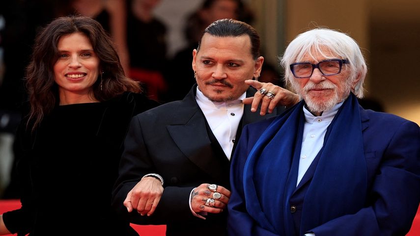La actriz y directora francesa Maiwenn, el actor estadounidense Johnny Depp y el actor francés Pierre Richard llegan para la ceremonia de apertura y la proyección de la película Jeanne du Barry durante la 76ª edición del Festival de Cine de Cannes en Cannes, sur Francia, el 16 de mayo de 2023.