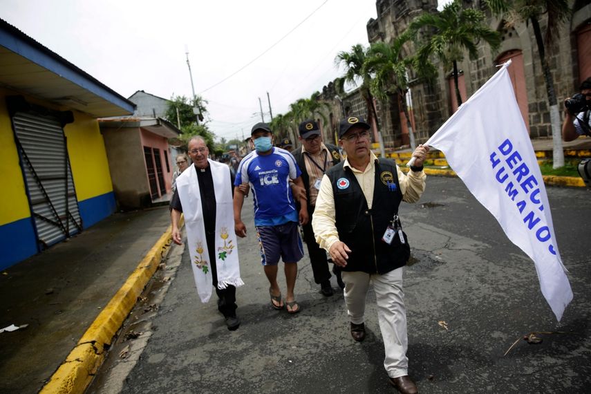El sacerdote nicaragüense Edwin Román, sobrino del héroe nacional de NicaraguaAugusto C. Sandino, y admirado por socorrer a personas heridas durante manifestaciones antigubernamentales, fue retenido y golpeado anoche por la Policía Nacional, informó este jueves la Arquidiócesis de Managua. 