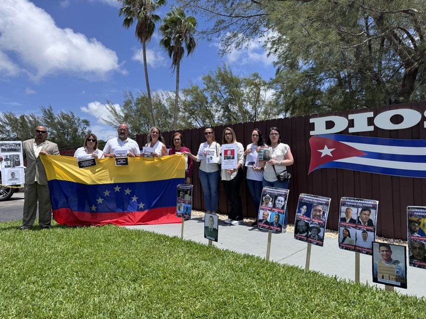 Venezolanos piden la libertad de los presos políticos de su país en un mitin en la Ermita de la Caridad en Miami