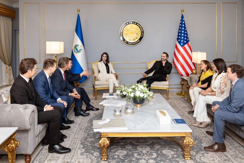 El presidente de El Salvador, Nayib Bukele, recibió este viernes a una delegación de legisladores de Estados Unidos, integrada por Anna Paulina Luna (Florida), Andy Ogles (Tennessee) y el demócrata Vicente Gonzalez (Texas), miembros de un bloque del Congreso estadounidense.