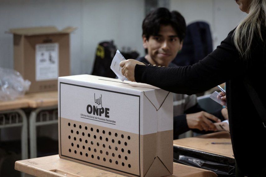 Una mujer deposita su voto en la urna durante la segunda vuelta de las elecciones presidenciales en un centro de votación del distrito de San Juan de Lurigancho, provincia de Lima, Perú, el 7 de junio de 2026.