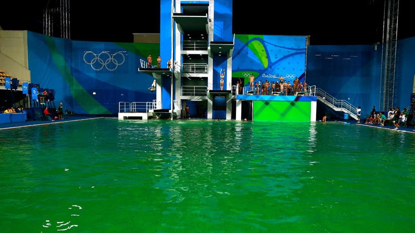 El estado del agua en la piscina destinada para los saltos causó intriga por su color verde&nbsp;