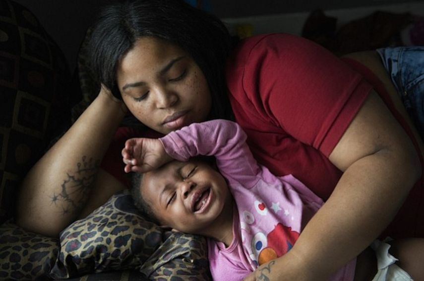 Nakeyja Cade con su hija de un año Zariyah Cade en Flint, Michigan, en marzo pasado. La sangre de la chica había dado alto en plomo.