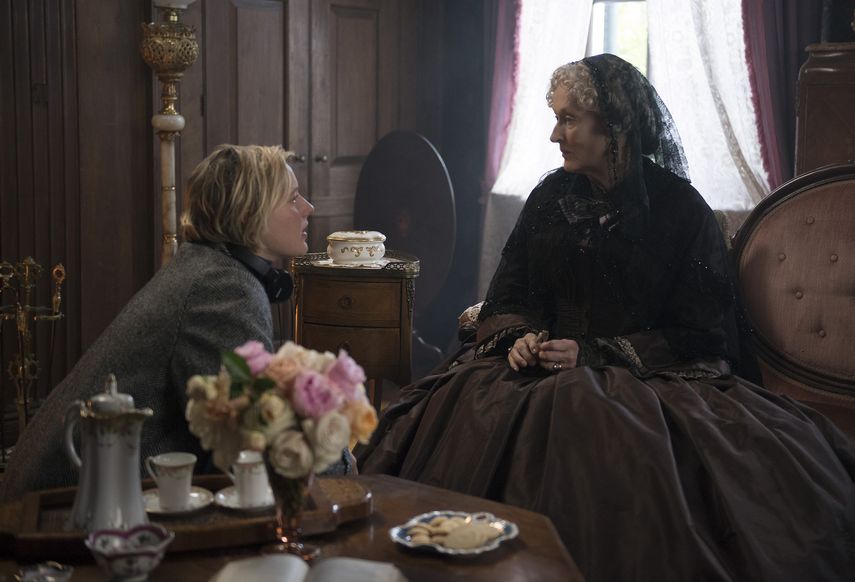 La guionista y directora Greta Gerwig, izquierda, y la actriz Meryl Streep en el set de Little Women.&nbsp;&nbsp;