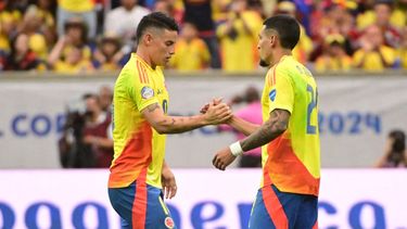 ames Rodríguez de Colombia le da la mano a su compañero Daniel Muñoz en una sustitución durante el partido del Grupo D de la CONMEBOL Copa América 2024&nbsp;