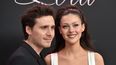 Brooklyn Beckham y su esposa, la actriz estadounidense Nicola Peltz Beckham, llegan al estreno de la película Lola en el Teatro Bruin de Los Ángeles, California, el 3 de febrero de 2024.
