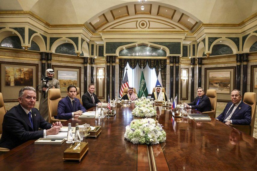 El enviado de EEUU para Oriente Medio, Steve Witkoff; el secretario de Estado, Marco Rubio; el asesor de seguridad nacional, Mike Waltz; el ministro de Asuntos Exteriores de Arabia Saudí, el príncipe Faisal bin Farhan al-Saud; el asesor de seguridad nacional, Mosaad bin Mohammad al-Aiban; el asesor de política exterior del presidente ruso, Yuri Ushakov; y el ministro de Asuntos Exteriores de Rusia, Sergei Lavrov, asisten a una reunión en el Palacio Diriyah de Riad el 18 de febrero de 2025.&nbsp;