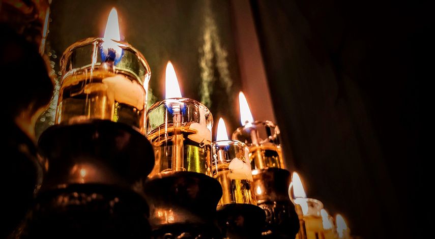 El candelabro januquiá cuenta con ocho velas, una por cada uno de los días de janucá.