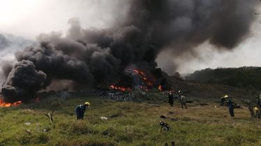 En la foto, Unidades Humanitarias del Ej&eacute;rcito de Rep&uacute;blica Dominicana colaboran para sofocar el incendio del vertedero.&nbsp;