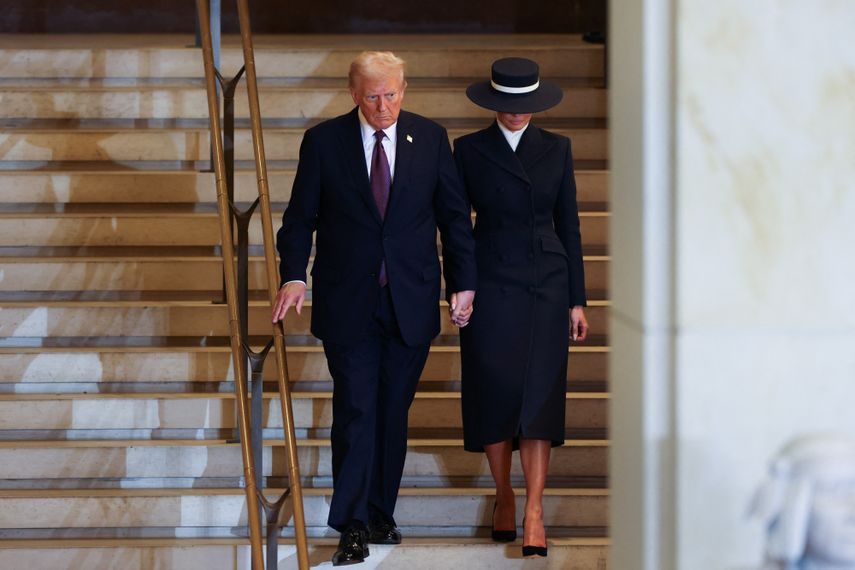 El presidente Donald Trump y la primera dama Melania Trump llegan al Salón de la Emancipación durante las ceremonias de inauguración en el Capitolio de los Estados Unidos en Washington, DC el 20 de enero de 2025.