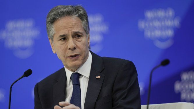 El secretario de Estado de Estados Unidos, Antony Blinken, hace gestos durante su discurso en la reunión anual del Foro Económico Mundial en Davos, Suiza, el miércoles 17 de enero de 2024.&nbsp;