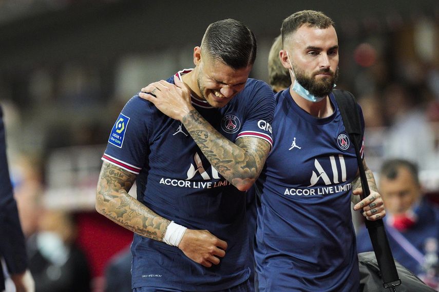 El delantero argentino Mauro Icardi del PSG hace un gesto de dolor al abandonar lesionado el partido Brest-PSG de la Liga Uno francesa en Brest, Francia, 20 de agosto de 2021. PSG ganó 4-2. Un examen el sábado 21 determinará si puede regresar la semana próxima.&nbsp;&nbsp;