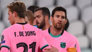 El argentino Lionel Messi es felicitado por su compañeros tras convertir de penal en la victoria 2-0 del Barcelona ante la Juventus, en la fecha 2 de la fase de grupos, de la Liga de Campeones
