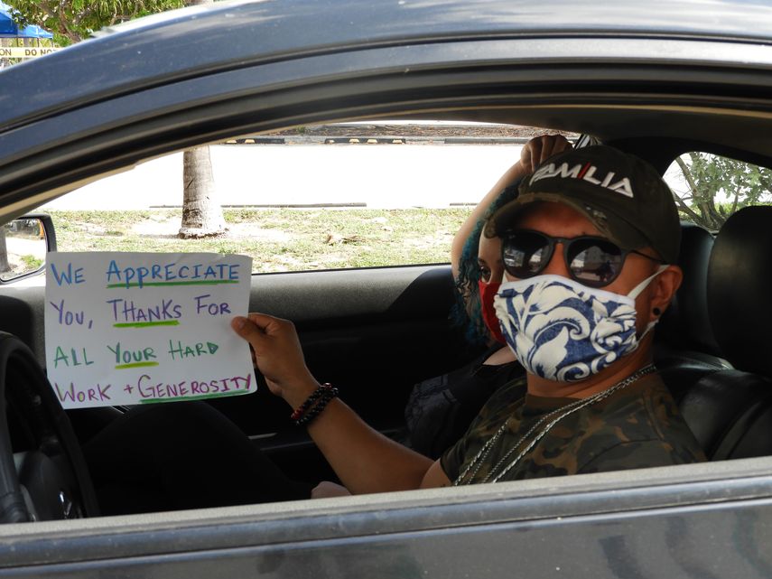 Eduardo agradece a las personas que organizaron la donación. 