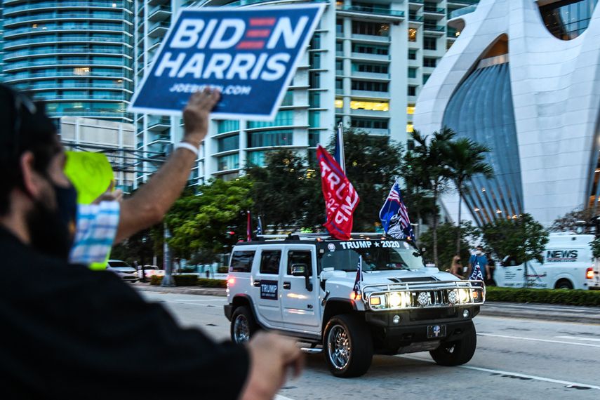 Simpatizantes del presidente Donald Trump transitan por el centro de Miami, mientras admiradores del candidato dem&oacute;crata a la presidencia, Joe Biden, manifestaban su apoyo.