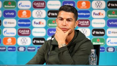 En esta fotografía tomada y publicada el 14 de junio de 2021 por la UEFA, el delantero portugués Cristiano Ronaldo da una conferencia de prensa