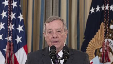 El senador estadounidense Dick Durbin, demócrata por Illinois, habla sobre la confirmación de 235 jueces por parte de la administración Biden en la Casa Blanca, Washington D. C., el 2 de enero de 2025.