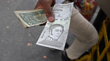 Billete del cono monetario vigente en Venezuela junto a el billete de 1 dólar.&nbsp;