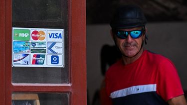 El banco extranjerol, que no fue identificado, que opera con las tarjetas Visa y MasterCard interrumpió las operaciones (AFP)