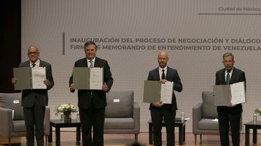 El presidente de la Asamblea Nacional de Venezuela, Jorge Rodríguez, de izquierda a derecha, el ministro de Relaciones Exteriores de México, Marcelo Ebrard, el diplomático noruego Dan Nylander y el delegado de la oposición venezolana Gerardo Blyde Pérez, posan para una foto en la Ciudad de México, el viernes 13 de agosto de 2021. El gobierno de Venezuela y su oposición está lista para comenzar un nuevo diálogo esta semana buscando un cambio en el prolongado enfrentamiento político de la nación sudamericana.&nbsp;