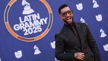 El cantante colombiano Maluma lució uno de los trajes más elegantes de la alfombra roja.&nbsp;