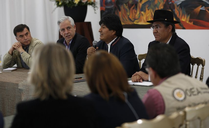 El presidente de Bolivia, Evo Morales, en el centro, habla en una reuni&oacute;n con delegados de la Organizaci&oacute;n de Estados Americanos, flanqueados por el ministro de la Presidencia, Ram&oacute;n Quintana, desde la izquierda, el vicepresidente &Aacute;lvaro Garc&iacute;a Linera y el ministro de Relaciones Exteriores, Diego Pary, en el palacio presidencial de La Paz, Bolivia, el martes 22 de octubre de 2019.&nbsp;