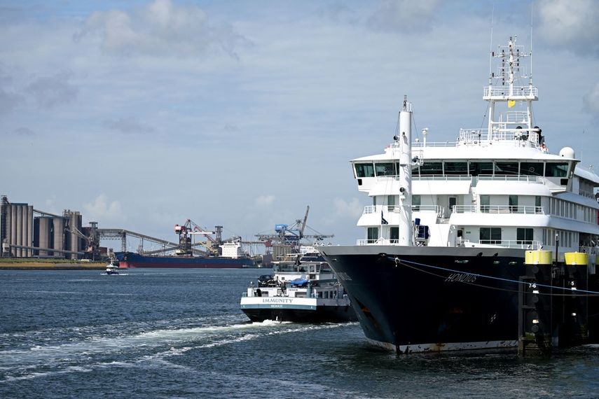El buque cisterna fluvial Immunity (izquierda) pasa junto al crucero holandés MV Hondius, afectado por el hantavirus, que se encuentra atracado en el puerto de Rotterdam el 18 de mayo de 2026