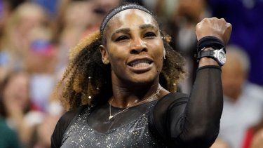 Serena Williams celebra tras derrotar a Anett Kontaveit en la segunda ronda del US Open, el miércoles 31 de agosto de 2022, en Nueva York.