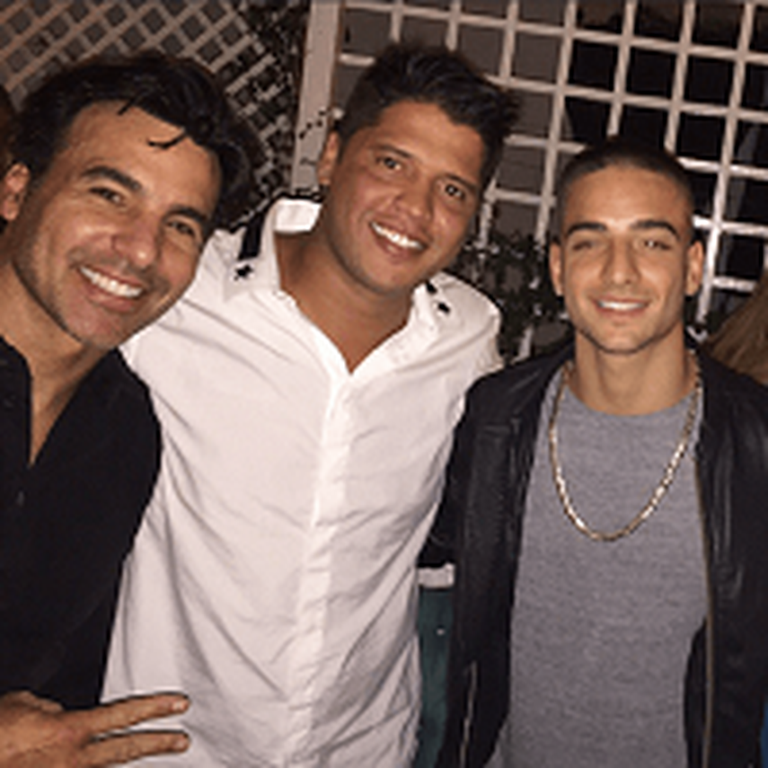 El cantante Maluma junto al actor venezolano Juan Carlos García y presidente del equipo Bucaneros de La Guaira Alison Chacón. (CORTESÍA)