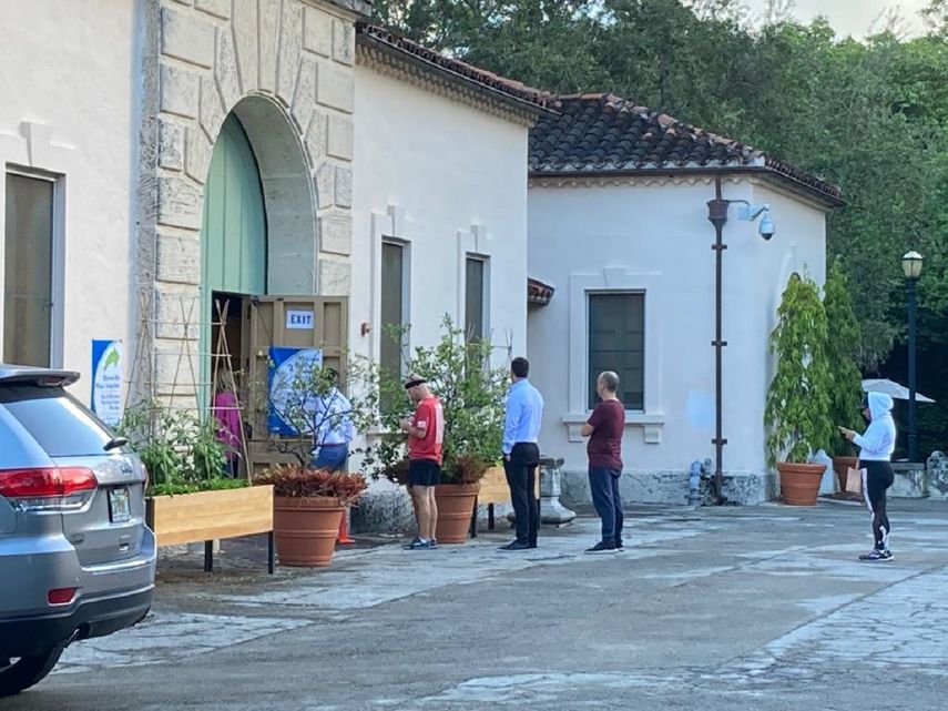 Vizcaya Village Garage, en Coconut Grove, una fila de más de 20 votantes aguardaba para ejercer el sufragio.