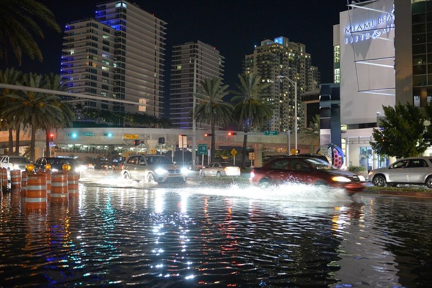 Bombas eléctricas y tubos especiales para que el agua no llegue a las calles, son medidas tomandas por la alcaldia de La Playa (Archivo)