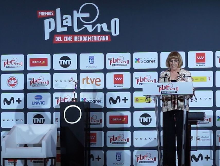 La actriz española Carmen Maura se dirige a los medios durante la conferencia de prensa que tuvo lugar en Madrid el sábado 30 de abril. Maura recibirá el Platino de Honor en la gala de entrega de los premios el domingo 1ro de mayo.&nbsp;