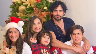 Fabián Ríos y Yuly Ferreira junto a su familia