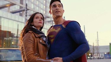 La ficci&oacute;n se est&aacute; desarrollando como un piloto independiente y no se presentar&aacute; como un spin-off de las series de DC existentes en The CW. Detr&aacute;s del proyecto est&aacute; Helbing, productor ejecutivo de The Flash, y Greg Berlanti.