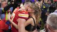 Taylor Swift abraza al tight end de los Chiefs de Kansas City Travis Kelce (87) después del Super Bowl 58 de la NFL contra los 49ers de San Francisco el domingo 11 de febrero de 2024, en Las Vegas. Los Chiefs ganaron 25-22.