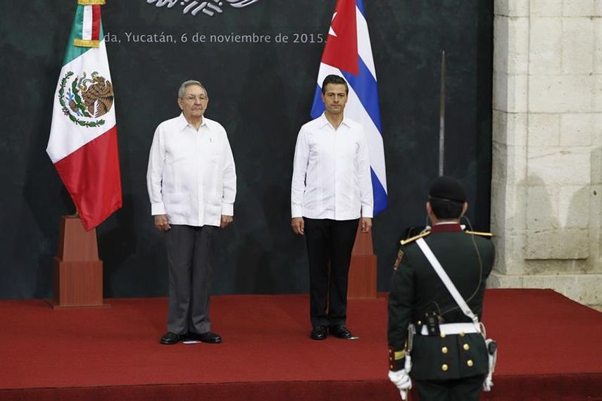 El presidente de México Enrique Peña Nieto (d) y su homólogo cubano Raúl Castro (i) en la ceremonia de bienvenida (EFE)