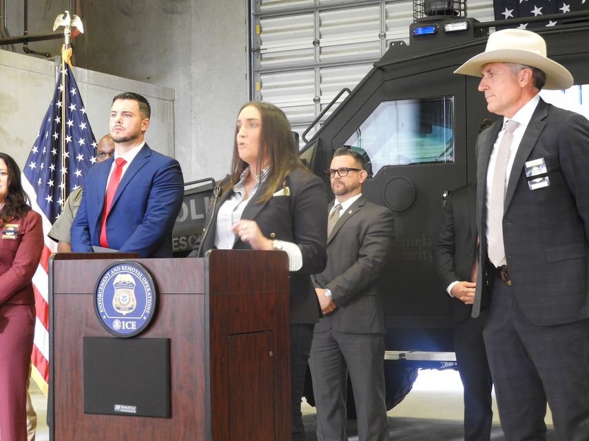 La subdirectora de ICE, Madison Sheahanel, junto al comisionado de FDLE, Mark Glass y Anthony Coker, State Board of Immigration Enforcement.