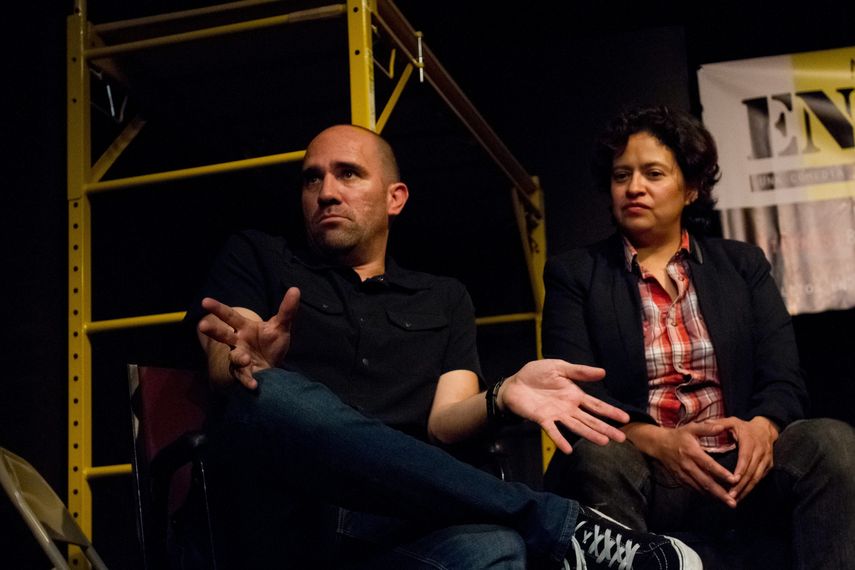El dramaturgo y autor Agustín&nbsp;Melendez&nbsp;Eyraud y la directora Fabiola Hidalgo hablan en Los Angeles sobre la obra En Exclusiva, que aborda el tema de la deportación. (2015).&nbsp;