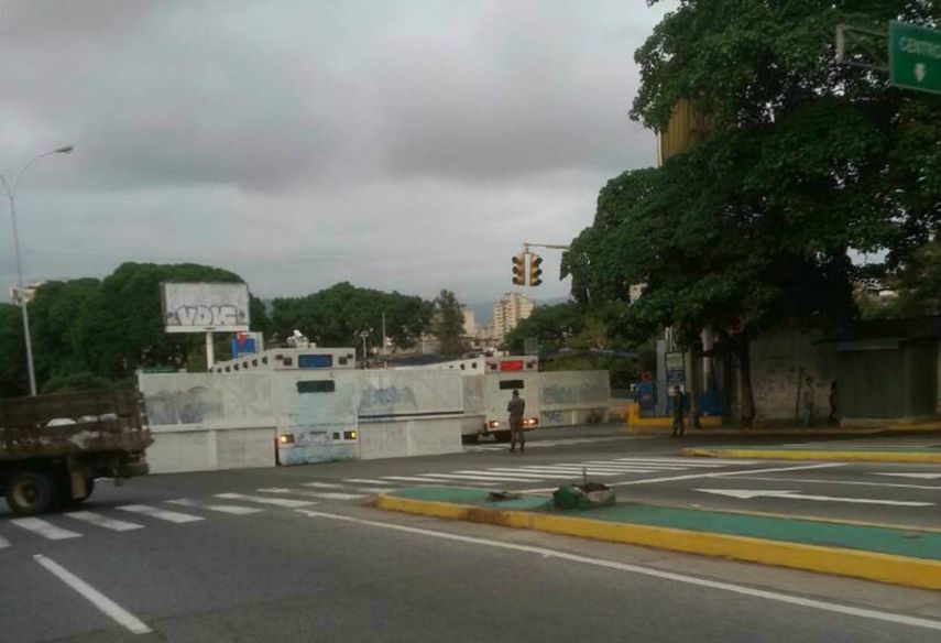 Los funcionarios de la GNB desplegaron&nbsp;a la altura de Puente Guanábano, en la avenida Baralt, la principal vía del centro de Caracas, una pared metálica que impide el tránsito.