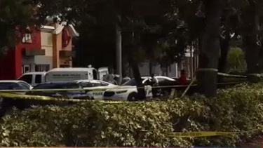 La esposa intentó escapar, corrió hacia la parte de atrás del restaurante pero el hombre disparó&nbsp;varias veces.