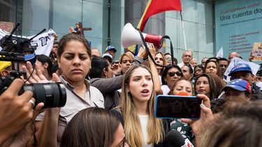 Fabiana Rosales, esposa del presidente encargado de Venezuela, Juan Guaidó, habla durante una protesta en las inmediaciones de las oficinas del Programa de las Naciones Unidas para el Desarrollo (PNUD), en el marco de la visita a&nbsp;Venezuela de la alta comisionada de Naciones Unidas para los derechos humanos, Michelle Bachele.