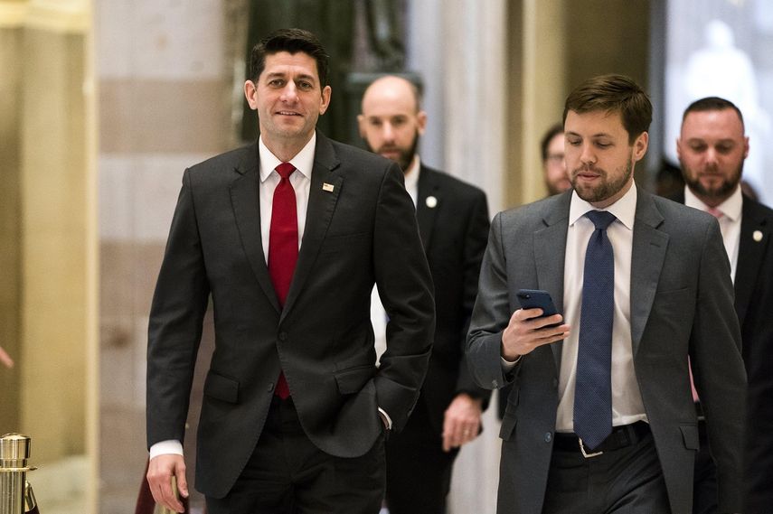 El presidente republicano de la Cámara de Representantes, Paul Ryan (i), es visto este 8 de febrero de 2018, en el Capitolio de Washington, mientras los legisladores buscan llegar a un acuerdo presupuestario para evitar un nuevo cierre del Gobierno.&nbsp;
