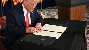 El presidente Donald Trump firma una de las &oacute;rdenes ejecutivas en su despacho de la Casa Blanca.