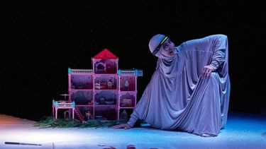 Escena La caZa de los Johnson-Wang en el Solo Theater Fest.