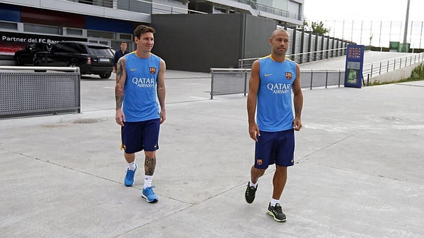 Messi y Masherano en su llegada a la Ciutat Sportiva Joan Gamper. (EFE)