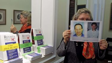 La cubana Vilma Sarraff, residente en Madrid, muestra la foto de su hermano detenido en la isla. (EFE)