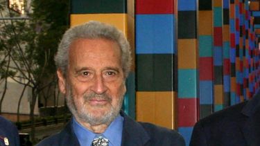 Foto tomada el 10 de abril de 2014 y difundida por la oficina presidencial mexicana que muestra al autor de la Pérgola Ixca Cienfuegos Vicente Rojo durante su inauguración en honor al escritor mexicano Carlos Fuentes, en la Ciudad de México.