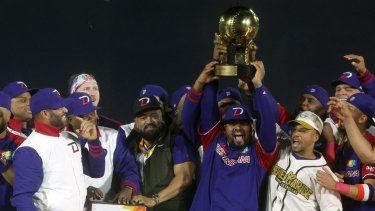 Los Leones del Escogido de la República Dominicana levantan el trofeo de campeones de la Serie del Caribe 2025 en Mexicali, el 8 de febrero de 2025.