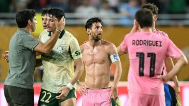 Lionel Messi (C) reacciona después del partido de fútbol del Grupo A de la Copa Mundial de Clubes de la FIFA 2025 entre el Inter Miami y el Palmeiras de Brasil.