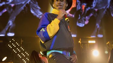 Old Town Road, una canción de música country y rap, era originalmente  en solitario, pero Lil Nas X, de 20 años, invitó a Billy Ray Cyrus a  grabarla y alcanzó el éxito, principalmente por el streaming del audio.